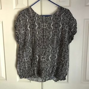 Peek a boo back snake print top
